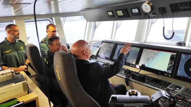 El delegado del Gobierno (i); el general Pizarro y el coronel Baena, en un barco de la GC hoy