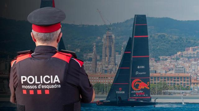 Agente de los Mossos d'Esquadra y de fondo un velero con el 'skyline' de Barcelona