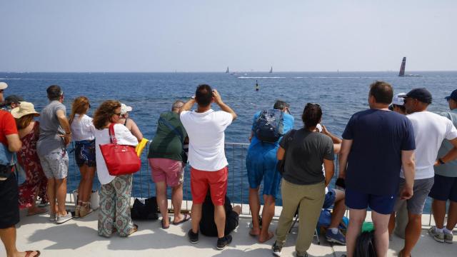 Espectadores en el Moll de Recer de Barcelona siguiendo la Copa América de vela hoy