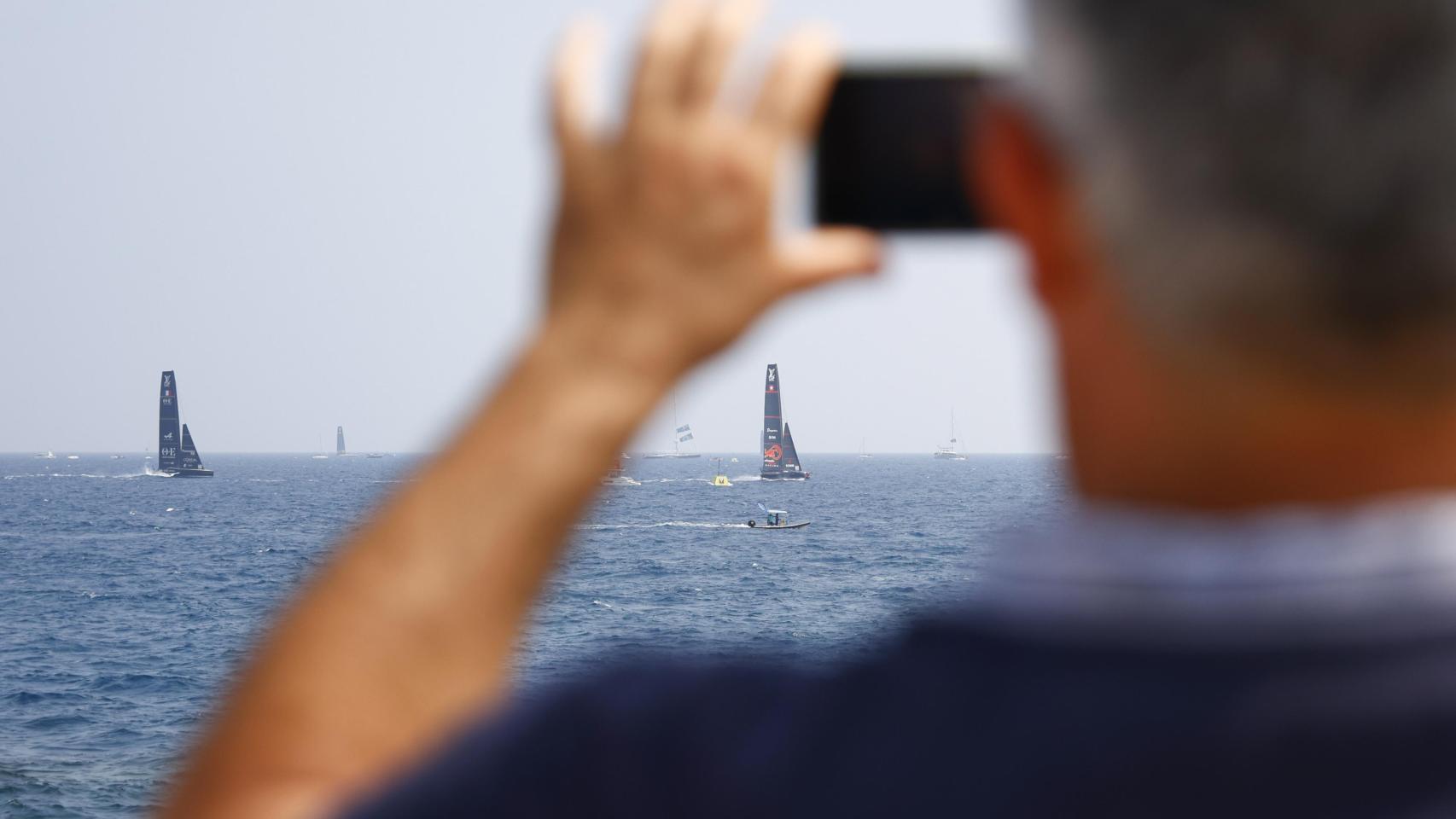 Un espectador, fotografiando el inicio de la Copa América de vela en Barcelona ayer