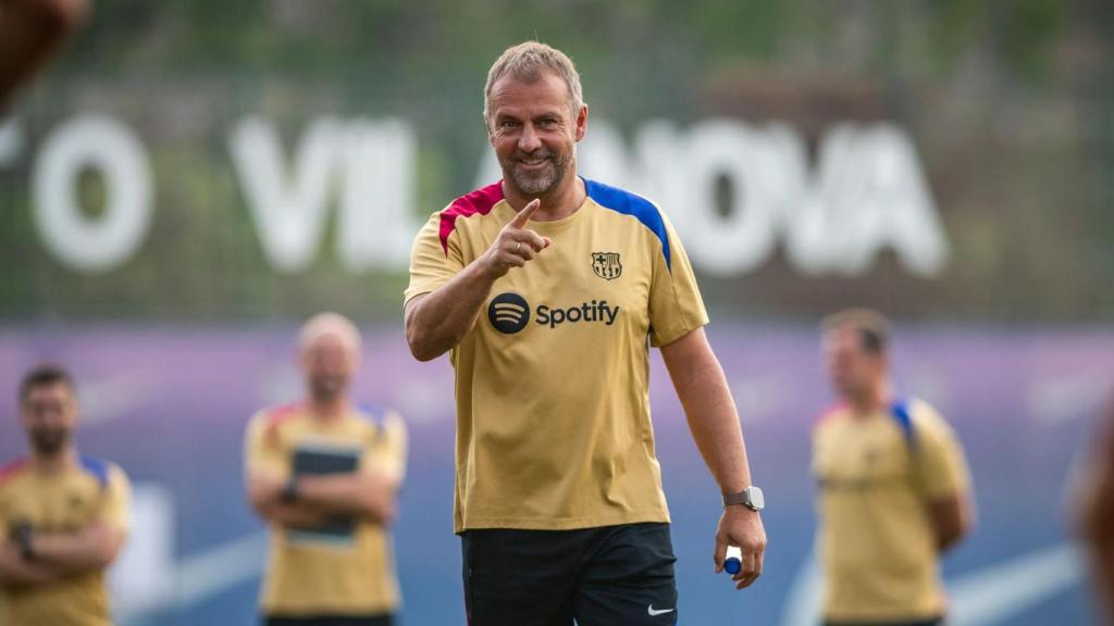 Hansi Flick da indicaciones a los jugadores del Barça en un entrenamiento