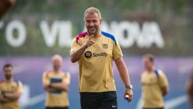 Hansi Flick da indicaciones a los jugadores del Barça en un entrenamiento