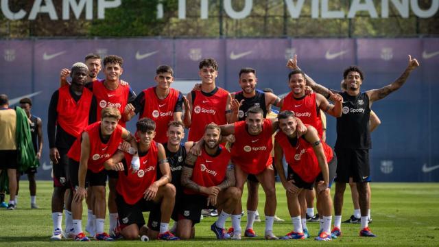 Los jugadores del Barça celebran la victoria en un entrenamiento