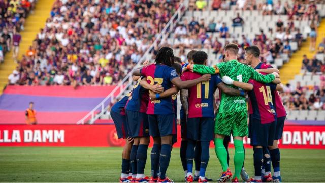 El abrazo entre los jugadores del Barça antes de disputar el Trofeo Joan Gamper