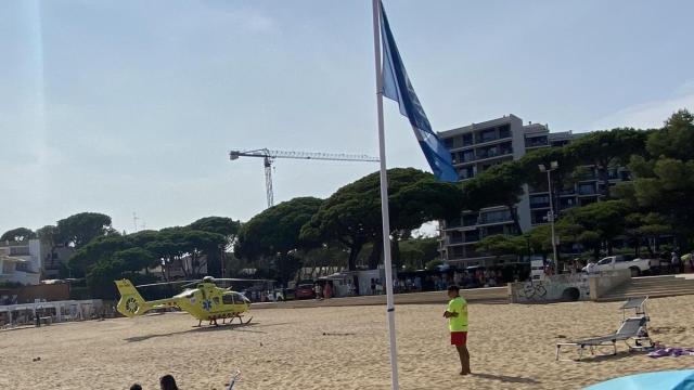 El helicóptero del SEM que ha trasladado al joven al Hospital Vall d'Hebron, en la playa de La Fosca (Palamós)