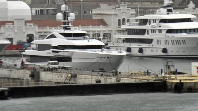 Imagen de un barco de lujo en el Puerto de Barcelona