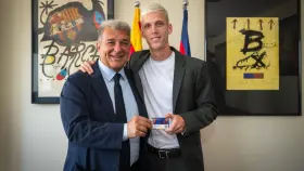 Dani Olmo y Joan Laporta, con el carnet de socio del nuevo fichaje del Barça