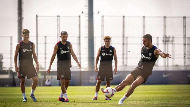 Ferran Torres lanza a portería en un entrenamiento, ante la mirada de Pau Víctor, Pedri y Pablo Torre