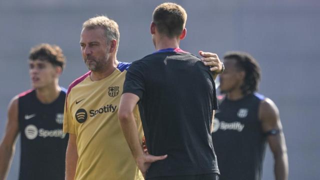 Hansi Flick saluda a los jugadores del Barça durante un entrenamiento