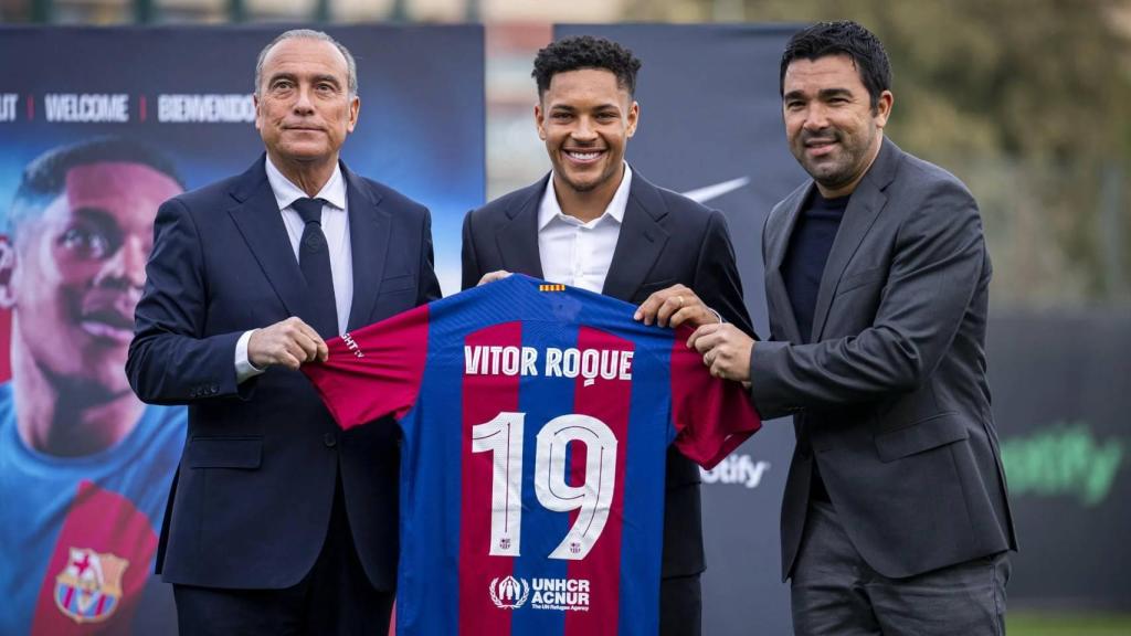 Rafa Yuste y Deco, durante la presentación de Vitor Roque en el Barça