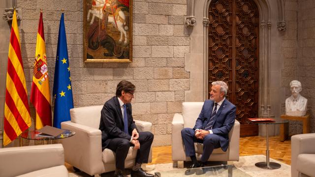 La 'senyera', la bandera de España y la de la Unión Europea, en la reunión de Illa y Collboni