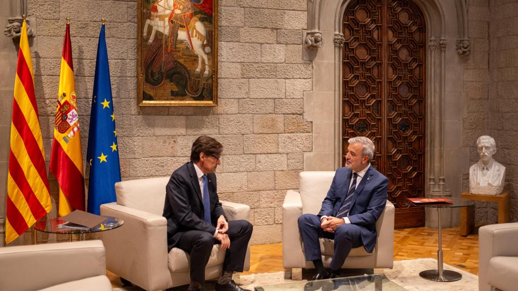 La 'senyera', la bandera de España y la de la Unión Europea, en la reunión de Illa y Collboni