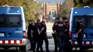 Efectivos del Arro de los Mossos, ante el Parlament antes de la investidura