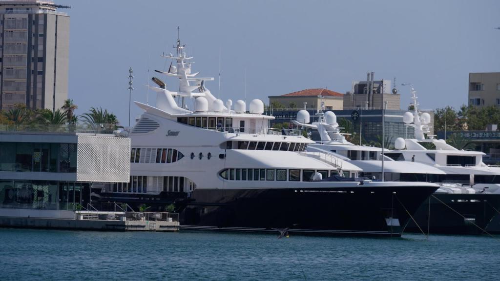 El Yate Samar amarrado en Barcelona