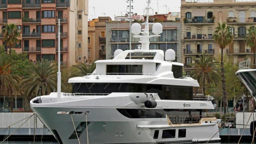 El yate Surpina amarrado en Barcelona