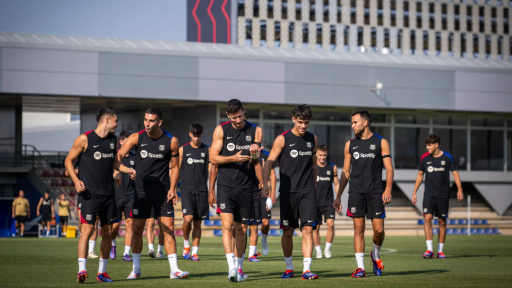 Pedri, Ferran Torres, Robert Lewandowski, Héctor Fort y Éric García, en un entrenamiento del Barça