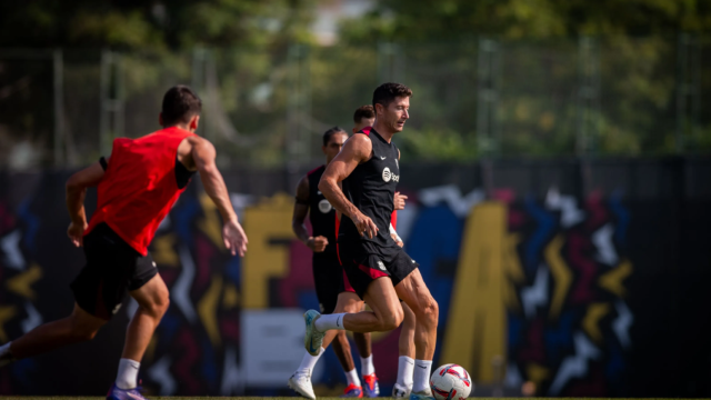 Robert Lewandowski controla el balón en un entrenamiento del Barça