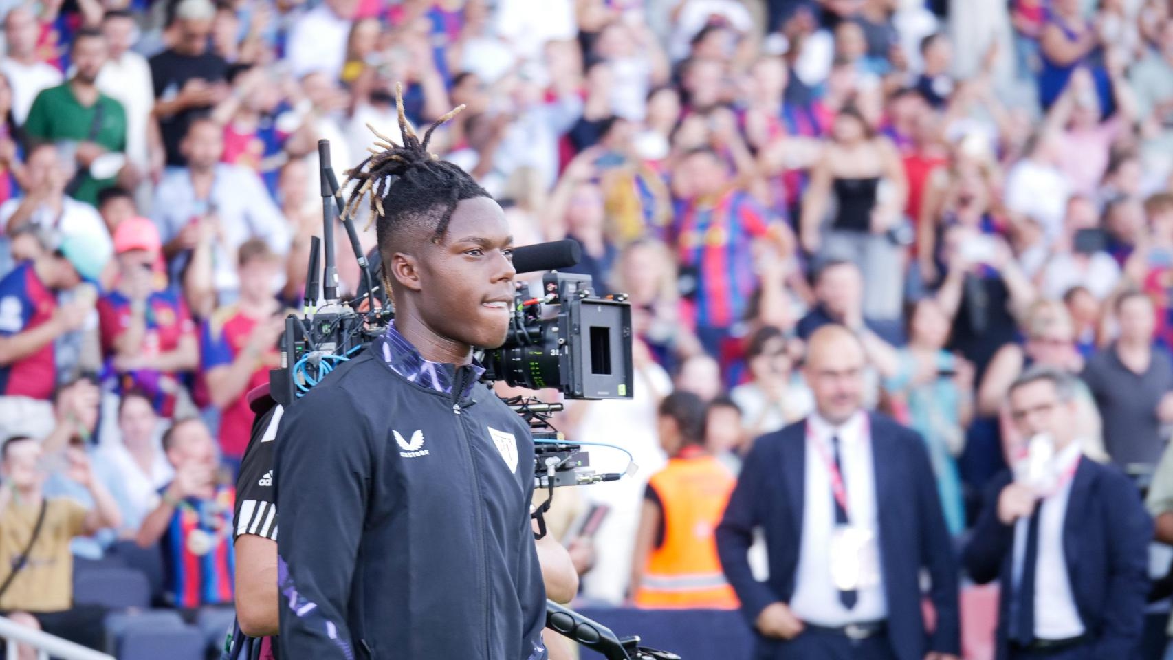 Nico Williams salta al césped de Montjuïc, antes del Barça-Athletic