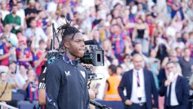 Lamine Yamal salta al césped de Montjuïc, antes del Barça-Athletic