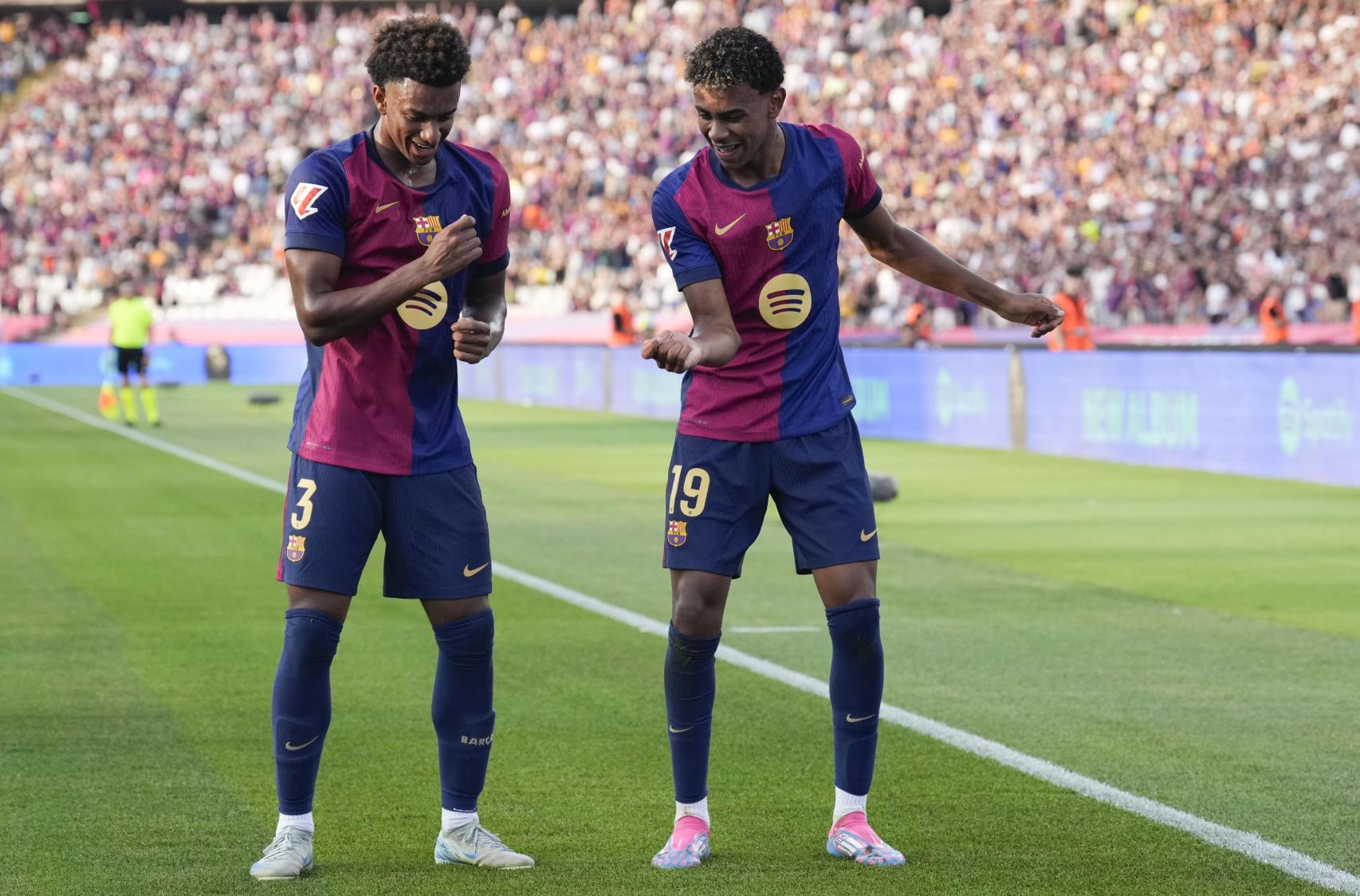 Lamine Yamal y Alejandro Balde celebran un gol bailando