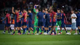 Los jugadores del Barça agradecen el apoyo de los culés en Montjuïc tras vencer al Athletic