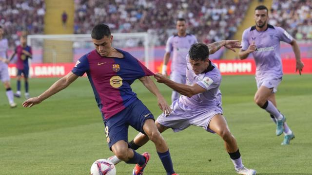 Pedri protege el balón durante el Barça-Athletic