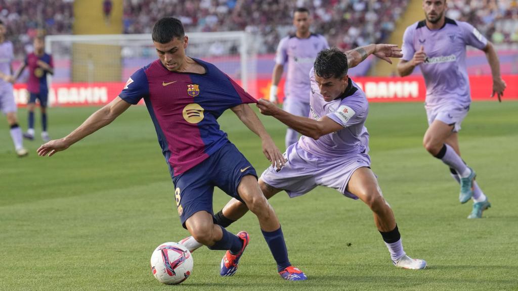 Pedri protege el balón durante el Barça-Athletic