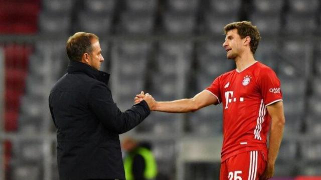 Hansi Flick saluda a Thomas Muller