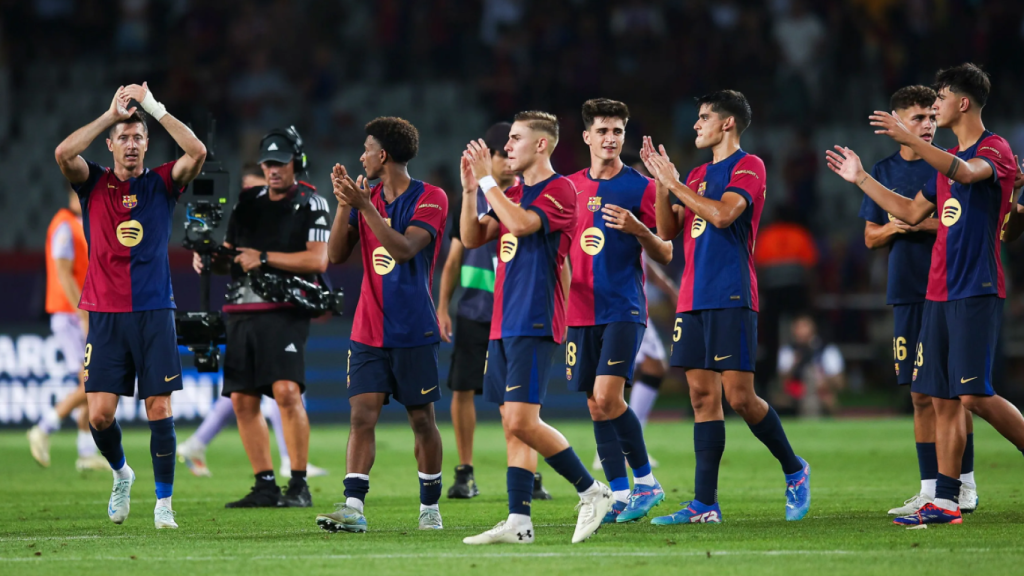 Los jugadores del Barça aplauden a la afición tras vencer al Athletic Club en Montjuïc