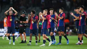 Los jugadores del Barça aplauden a la afición tras vencer al Athletic Club en Montjuïc