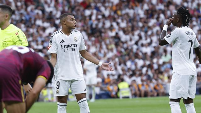 Kylian Mbappé y Vinicius Jr intercambian impresiones durante el Real Madrid-Valladolid