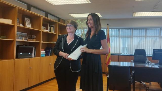 La exconsellera de Educación de la Generalitat, Anna Simó, entrega la carpeta del departamento a la nueva consellera, Esther Niubó.