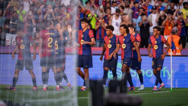 Los futbolistas del Barça festejan un gol contra el Athletic en Montjuïc