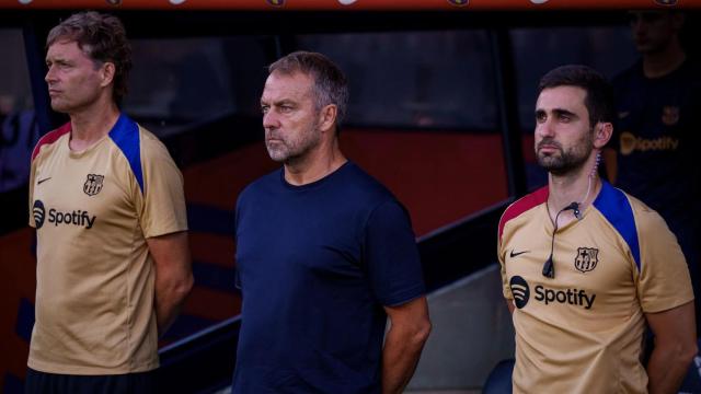 Hansi Flick, junto a sus asistentes, durante el partido del Barça contra el Athletic