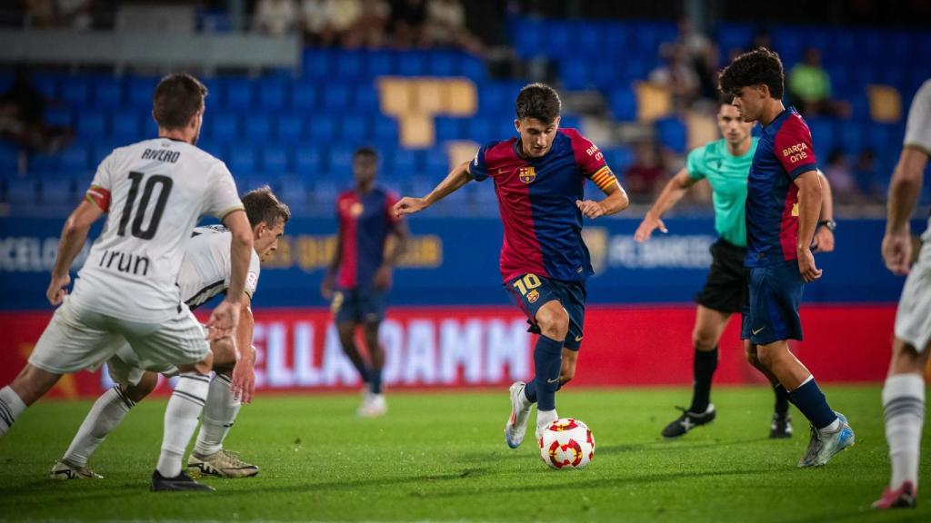 Unai Hernández liderada una jugada del Barça B contra el Real Unión de Irún