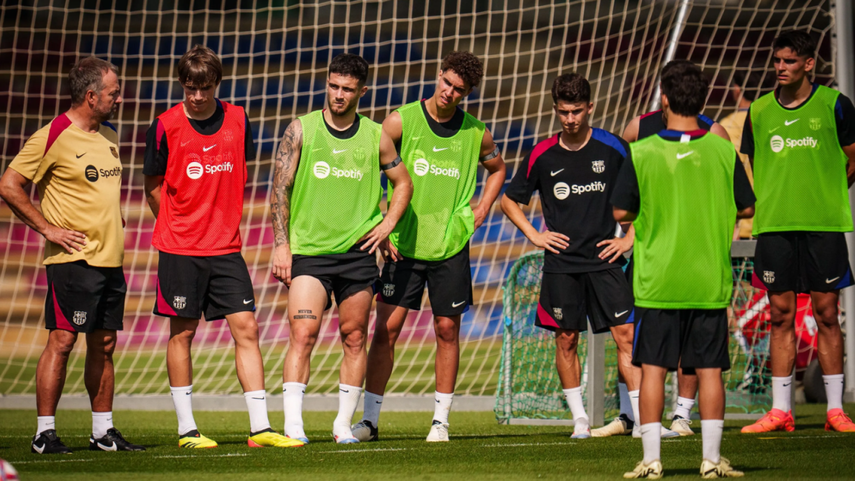 Hansi Flick dirige a varios canteranos del Barça B en los primeros días de pretemporada