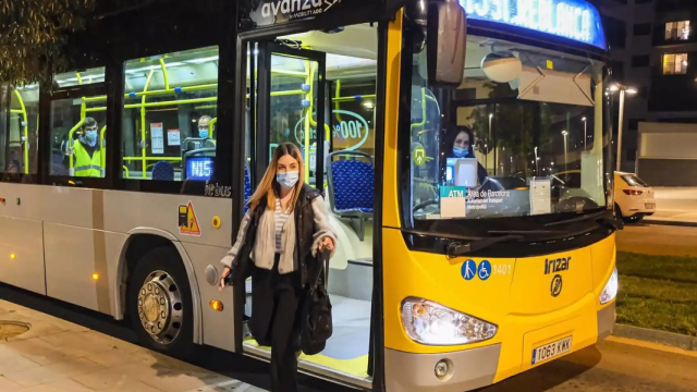 Imagen de una pasajera bajando de un autobús del NitBus