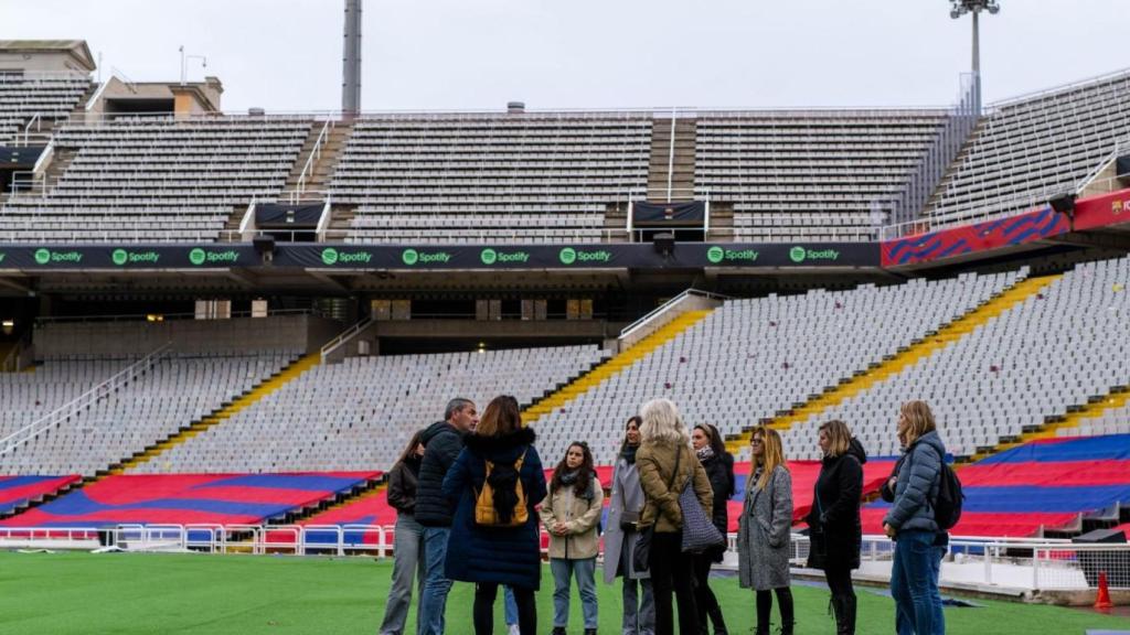 Visitantes del tour en el Estadi Olímpic Lluis Companys