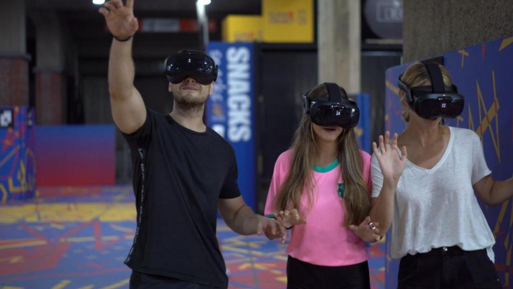 Visitantes del museo del Barça durante la experiencia de realidad virtual