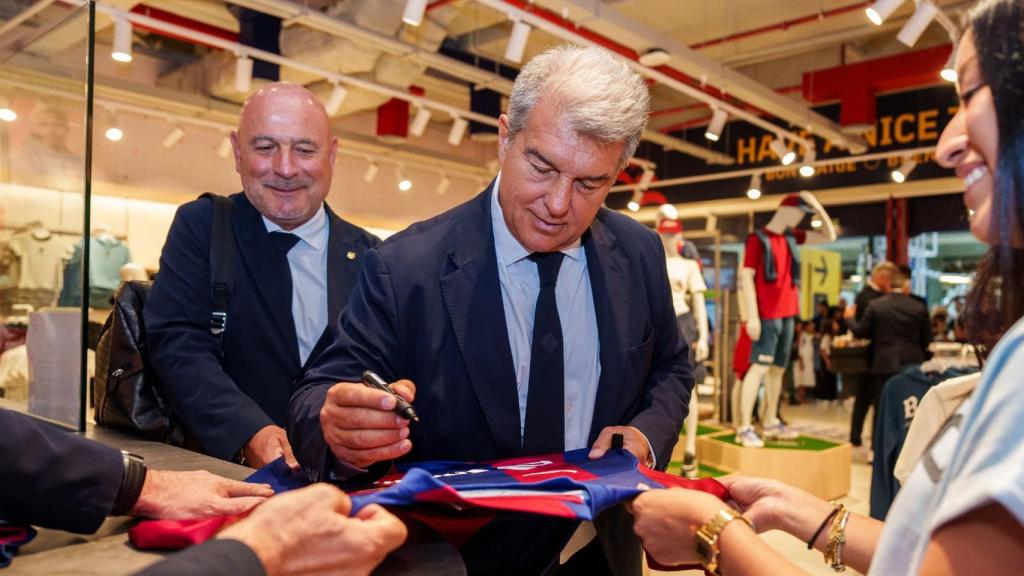 Laporta firma la camiseta de un hincha culé en la Barça Store de Madrid