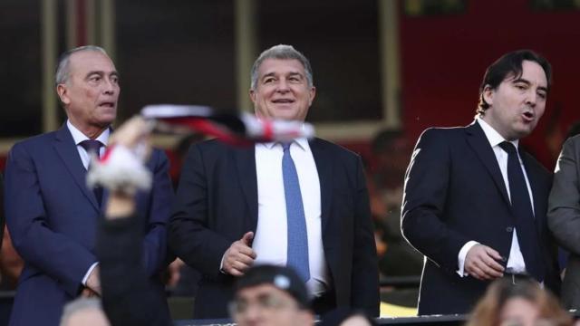 Joan Laporta, junto al presidente del Rayo Vallecano, en el palco