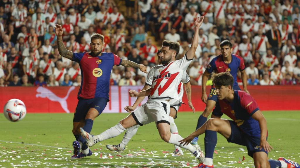 Unai López remata para marcar gol ante Iñigo Martínez y Pau Cubarsí