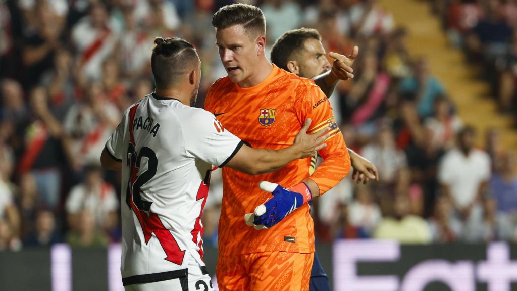 El enfado de Ter Stegen con el Pacha Espino durante el Rayo-Barça