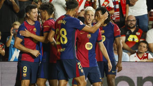 Los jugadores del Barça felicitan a Dani Olmo por su gol contra el Rayo