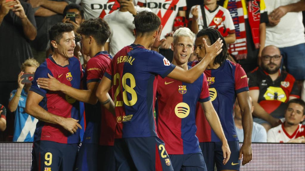 Los jugadores del Barça felicitan a Dani Olmo por su gol contra el Rayo