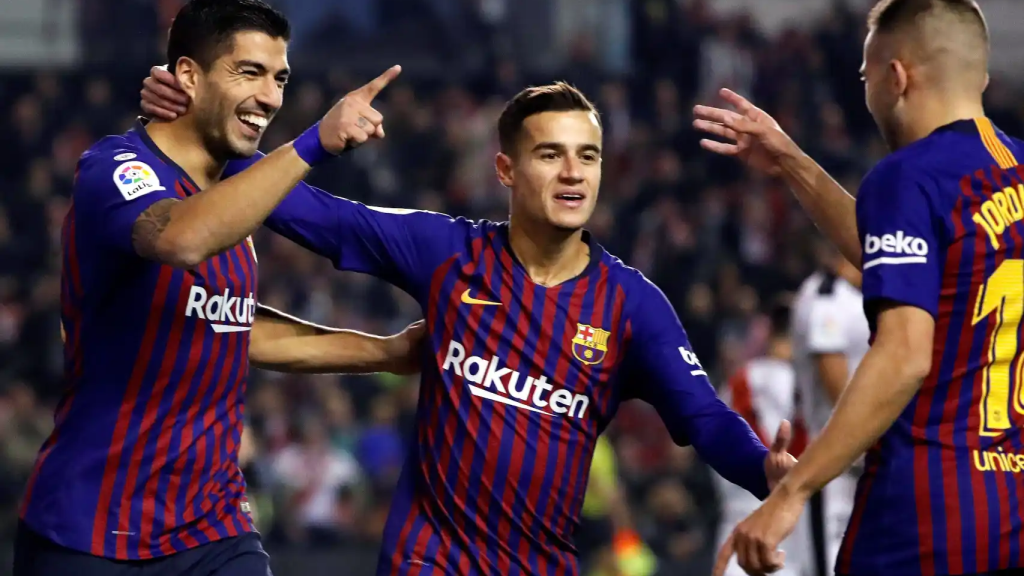 Suárez, Coutinho y Jordi Alba celebran un gol en Vallecas