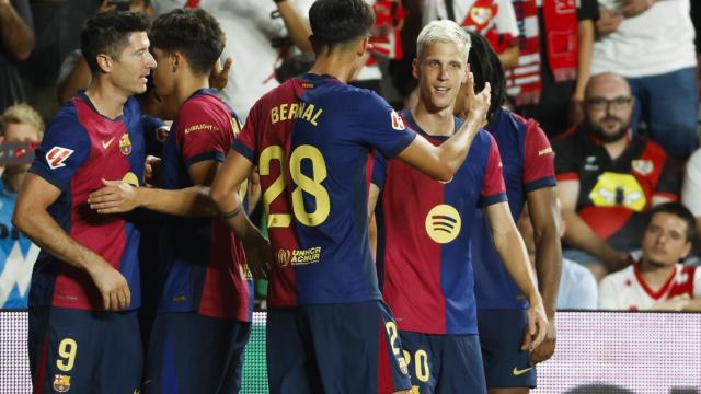 Marc Bernal felicita a Dani Olmo por su gol en el Rayo-Barça