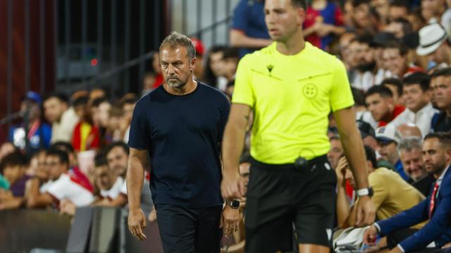 César Soto Grado, delante de Hansi Flick durante el Rayo-Barça