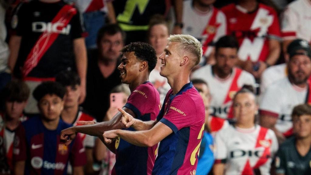 Dani Olmo celebra su primer gol con el Barça junto a Lamine Yamal