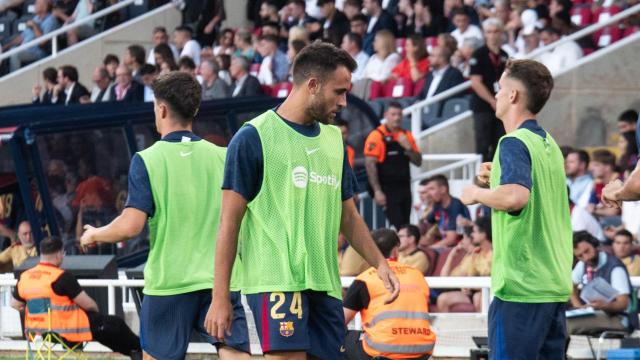 Éric García calienta durante el Barça-Athletic